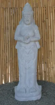 Stehende Sri Dewi. Dewi Sri oder Shridevi ist eine javanische und balinesische Göttin des Reises und der Fruchtbarkeit. Dieses Meisterstück ist handgeschnitzt. 